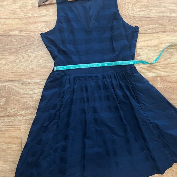 Gap Women's V Neck Navy Striped Skater Dress, Fit + Flare w/ Pockets, Sz 8 - Picture 7 of 8